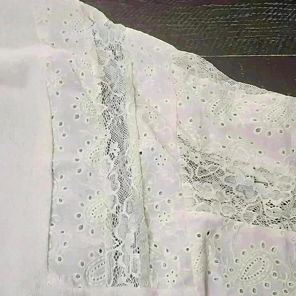 Ivory shirt with lace sleeves. NWT Torrid size 0 - Picture 4 of 5